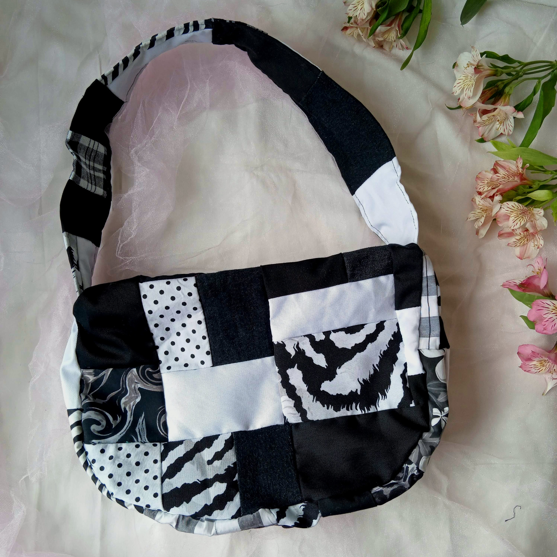 Bolso media luna blanco y negro